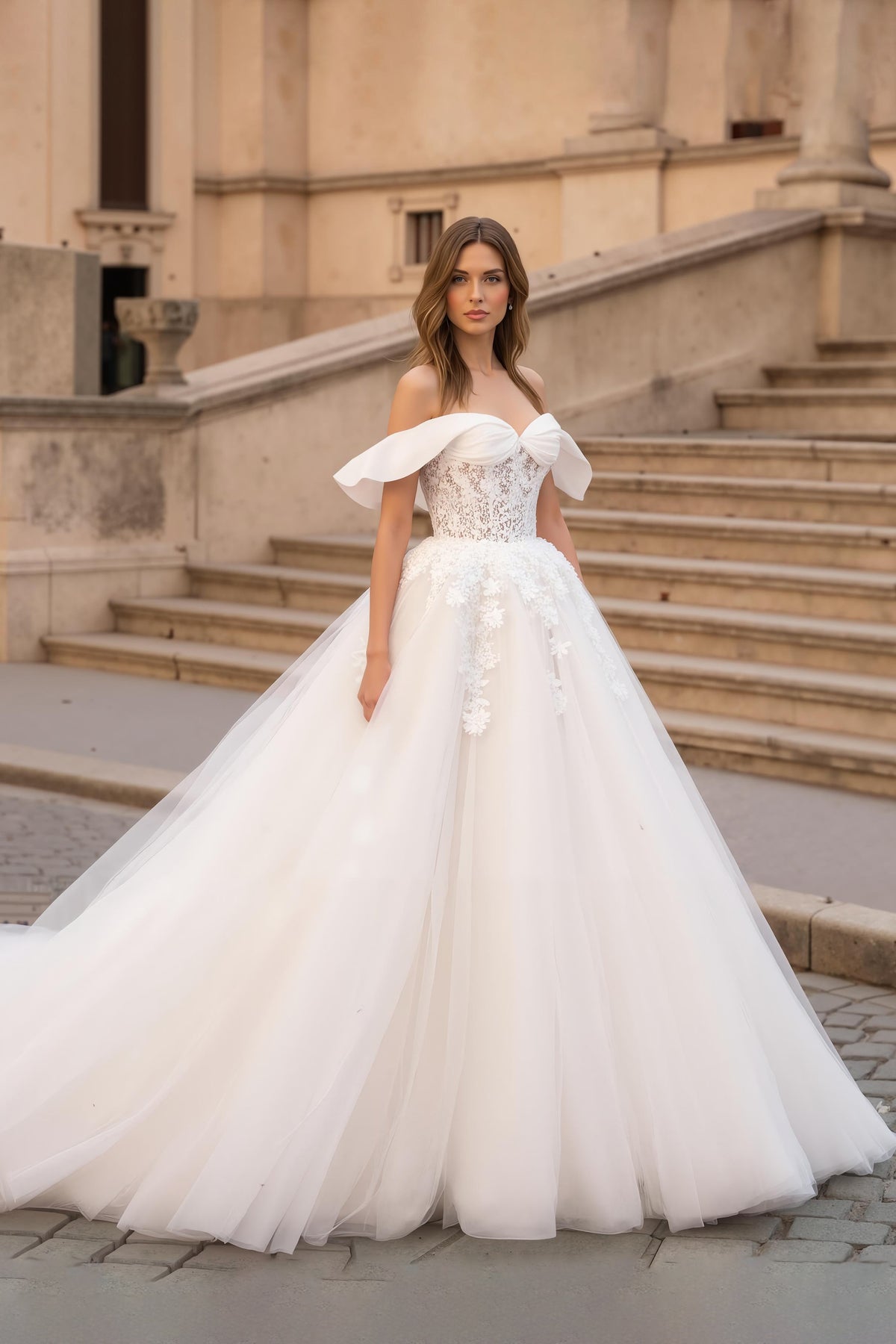 Robe de mariée ivoire, coupe trapèze, bustier, tulle, épaules dénudées