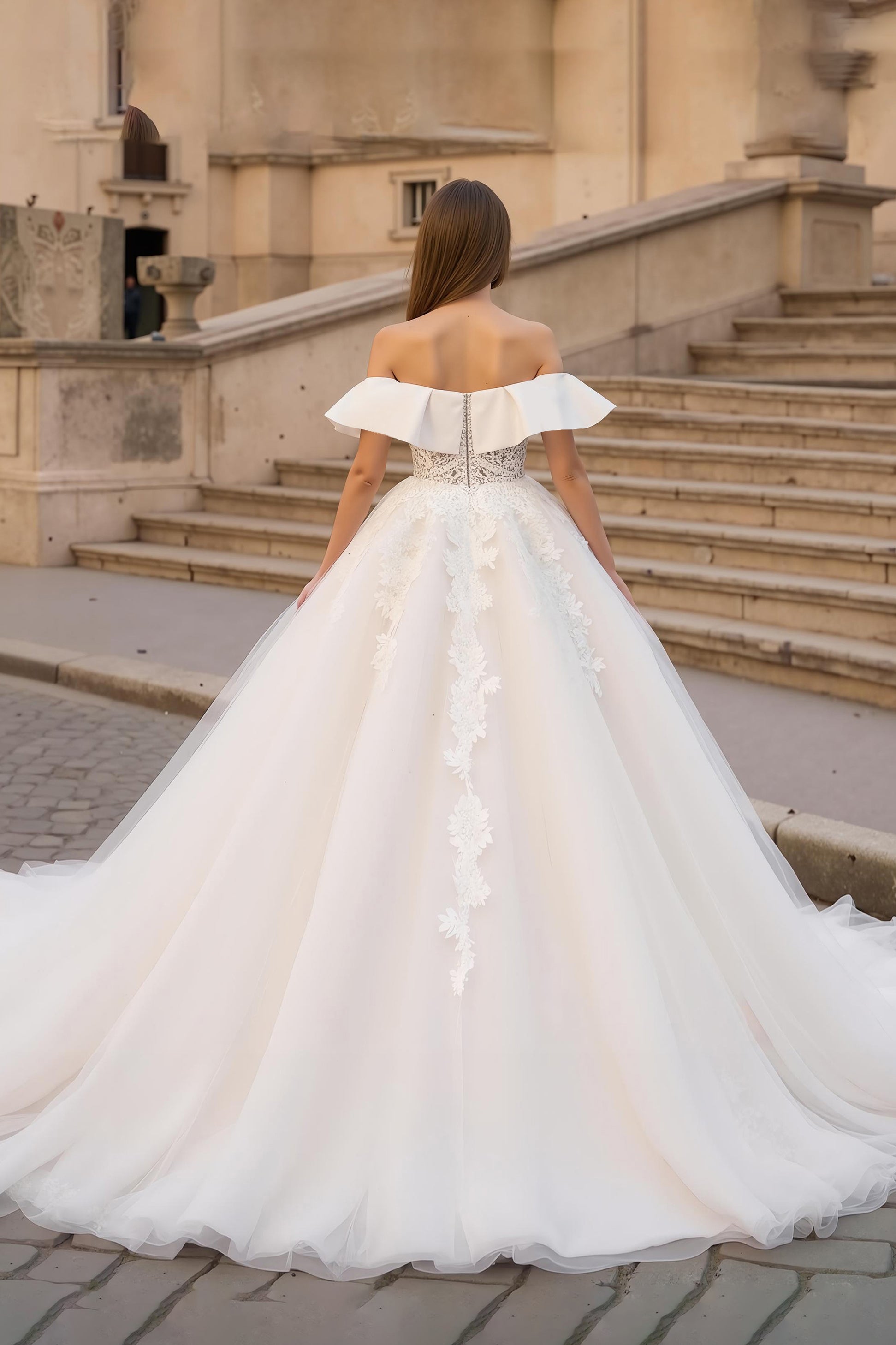 Robe de mariée ivoire, coupe trapèze, bustier, tulle, épaules dénudées