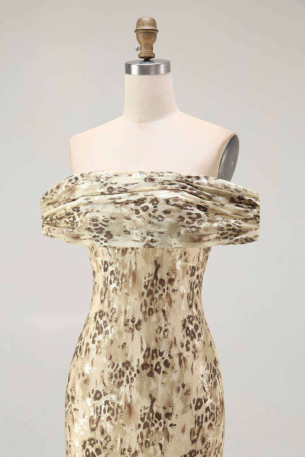Robe de demoiselle d'honneur à épaules dénudées avec motif floral champagne