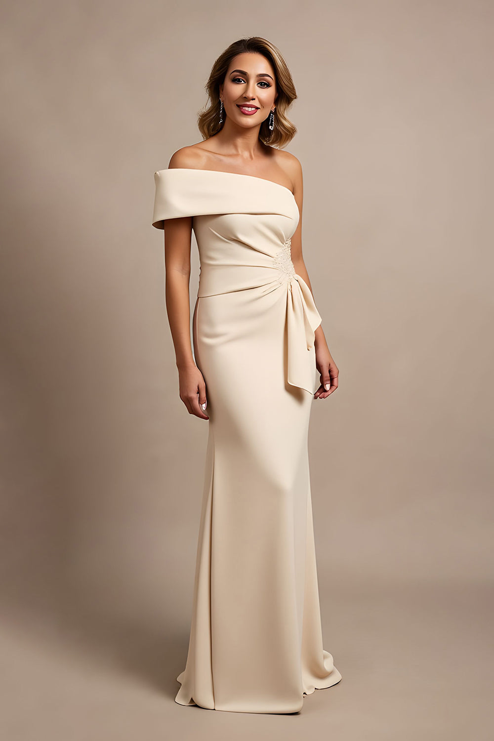 Robe longue de mère de la mariée en satin plissé abricot à une épaule avec perles