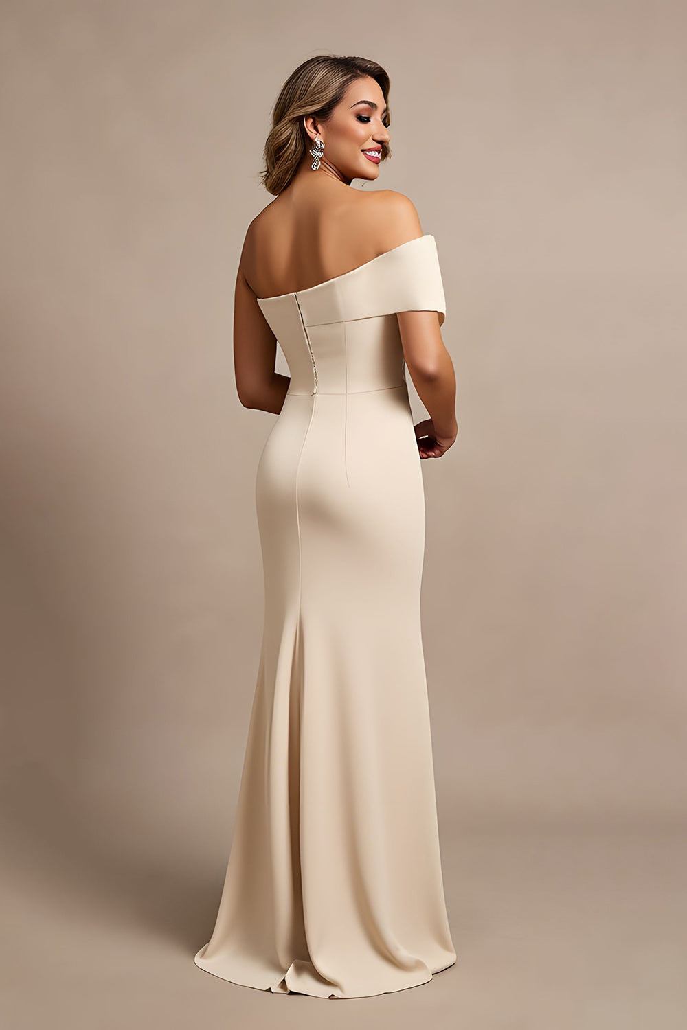 Robe longue de mère de la mariée en satin plissé abricot à une épaule avec perles
