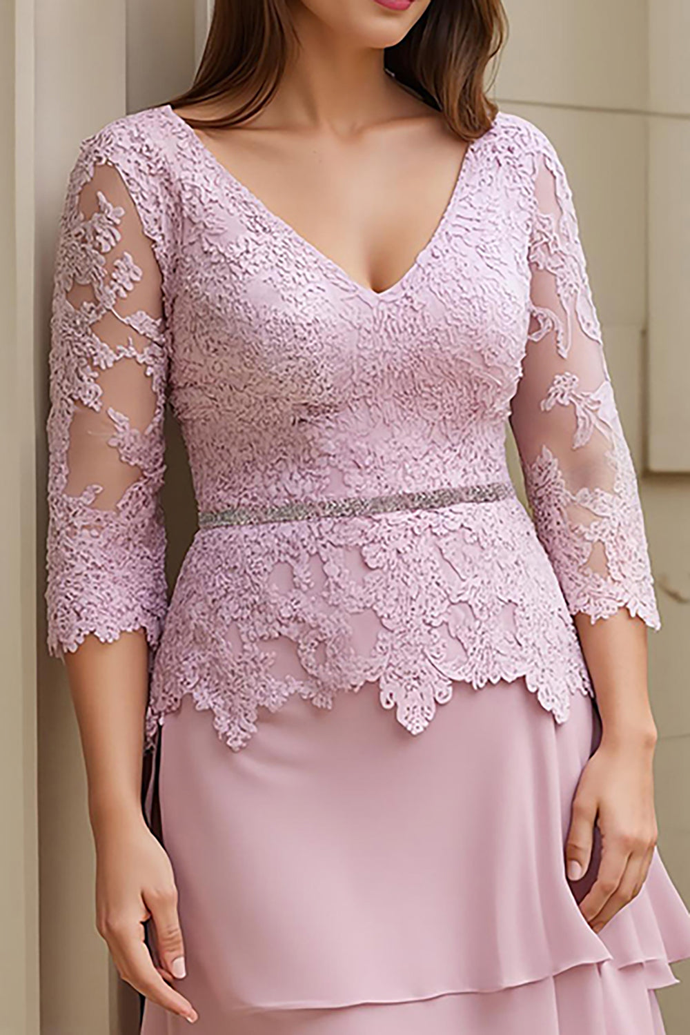 Robe de mère de la mariée en mousseline étagée, coupe trapèze, col en V, couleur blush, avec appliqués en dentelle