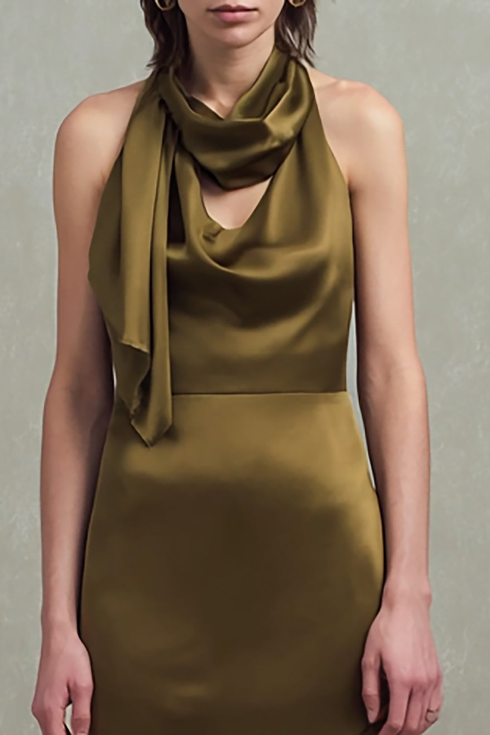 Robe longue de soirée vert olive avec volants