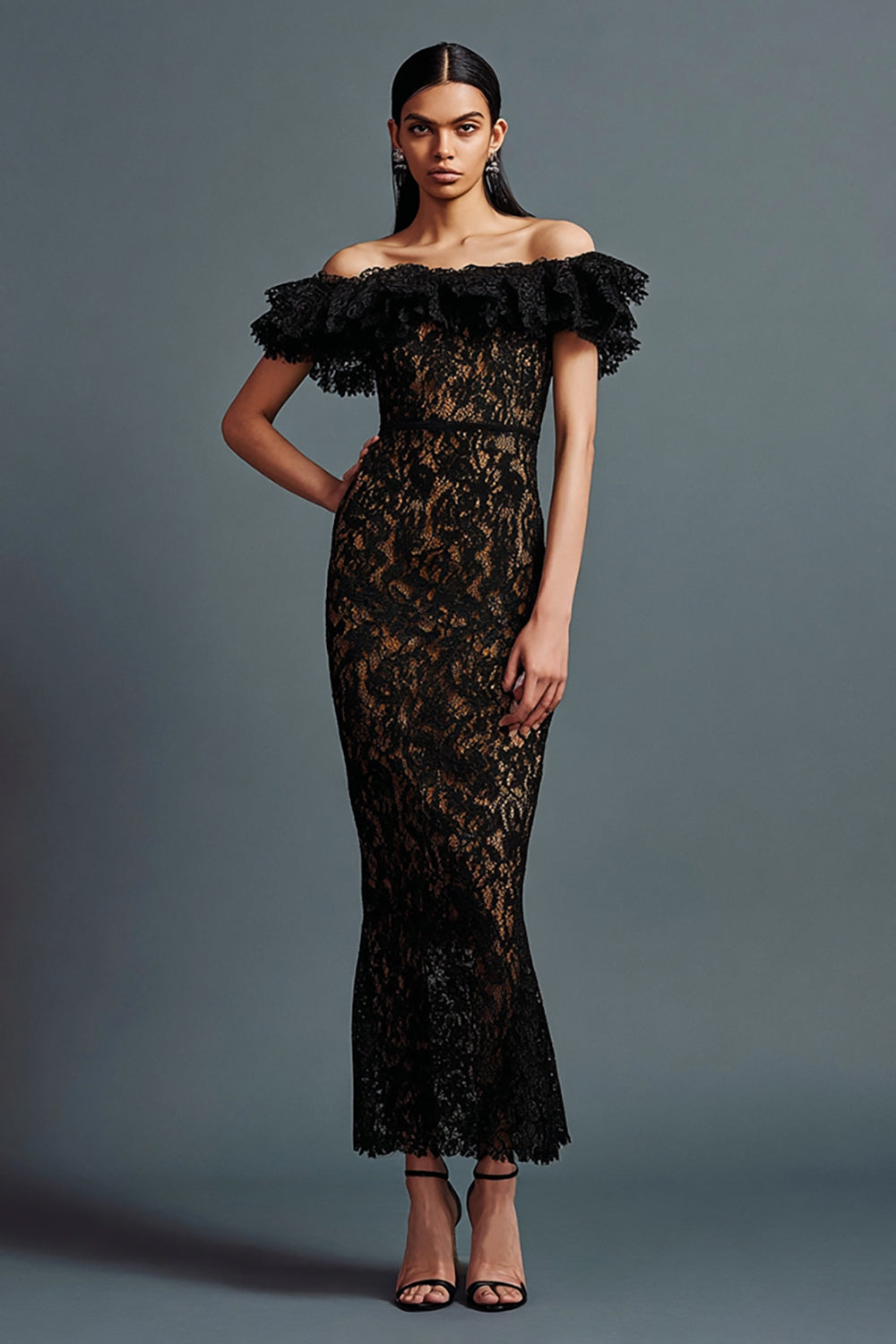 Robe longue fourreau noire en dentelle à volants