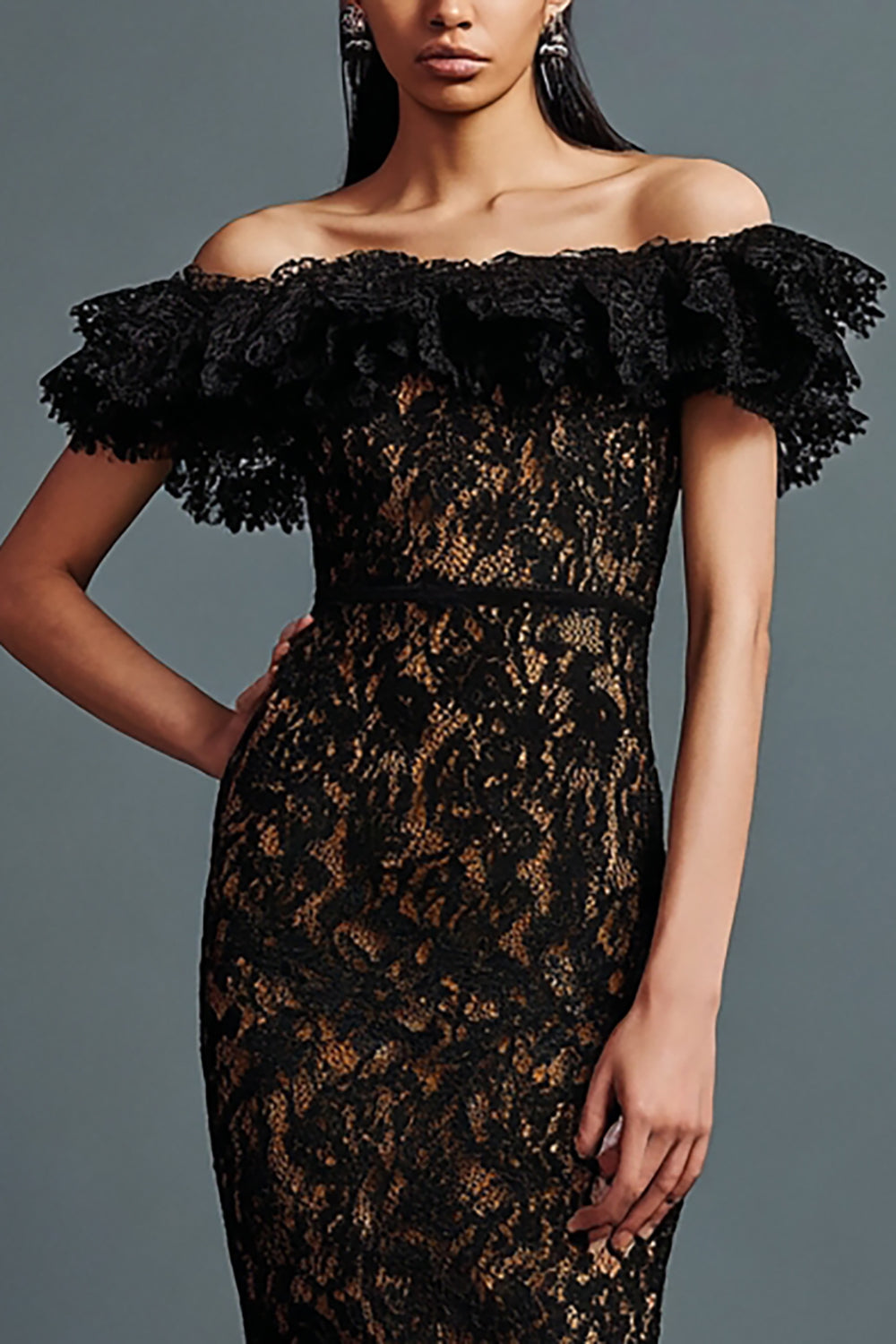 Robe longue fourreau noire en dentelle à volants