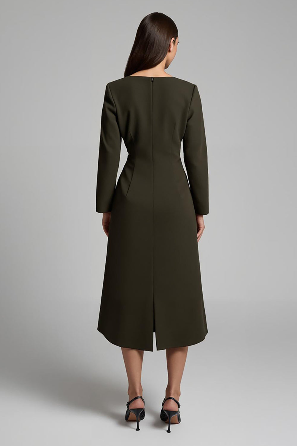 Robe de travail mi-longue crayon, en satin vert olive foncé, avec encolure bateau et manches