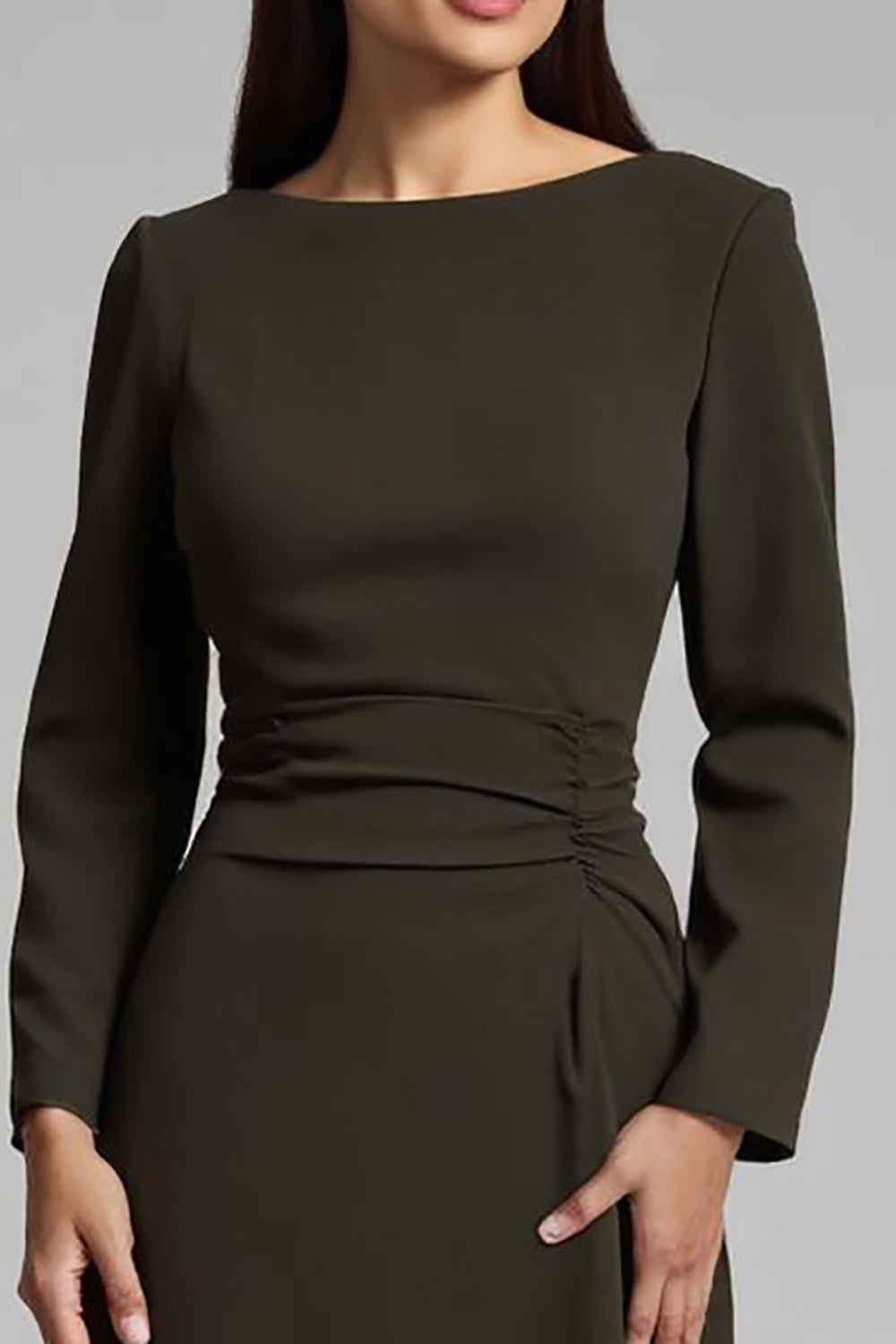 Robe de travail mi-longue crayon, en satin vert olive foncé, avec encolure bateau et manches