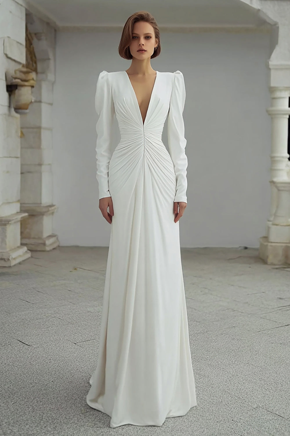 Robe de mariée fourreau ivoire à col en V, drapée, à manches longues