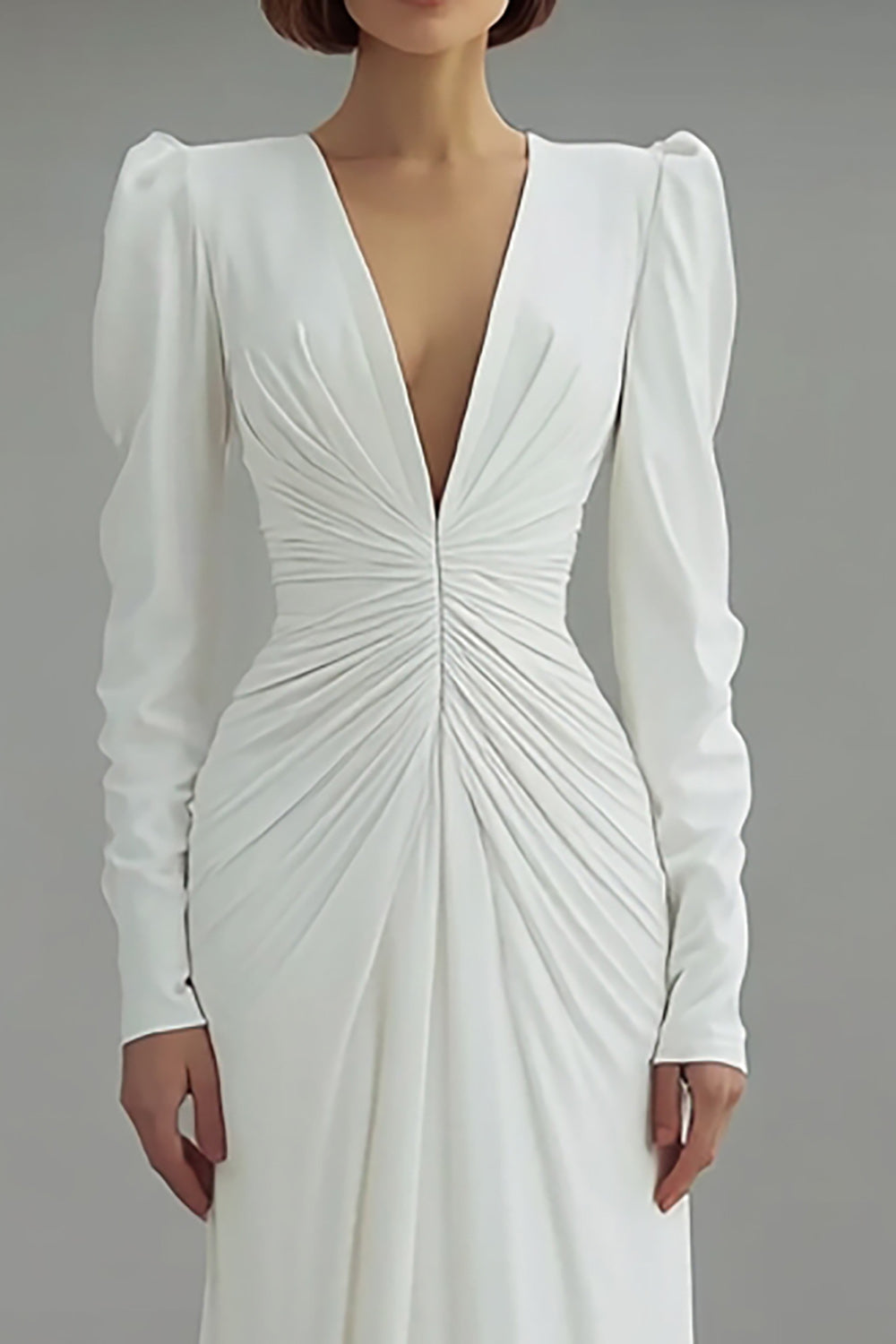 Robe de mariée fourreau ivoire à col en V, drapée, à manches longues