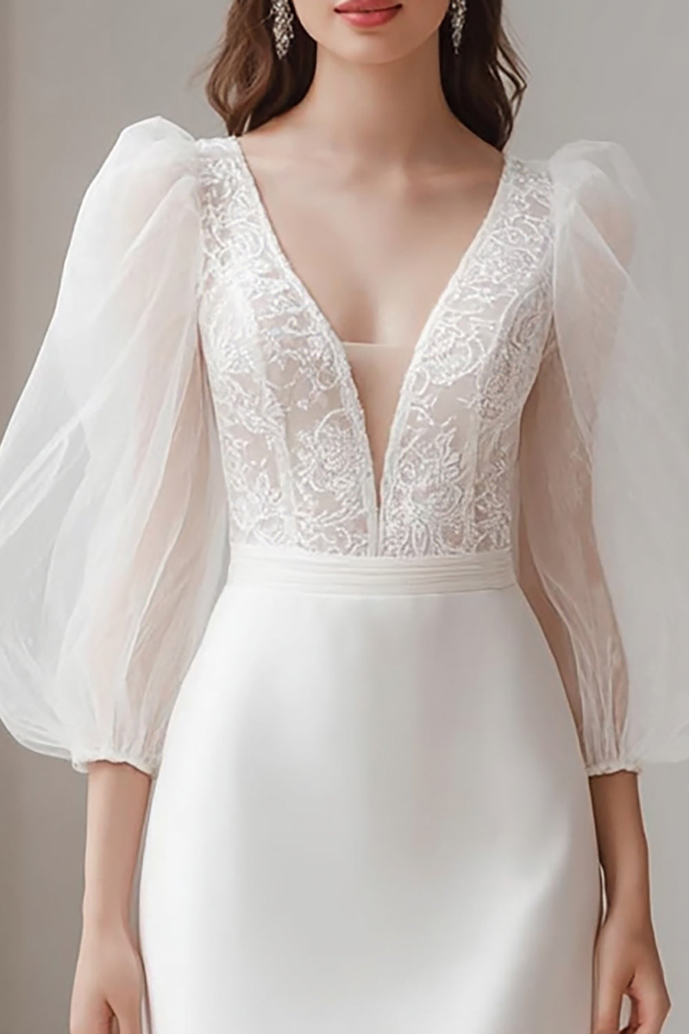 Robe de fiançailles fourreau ivoire en satin à col en V