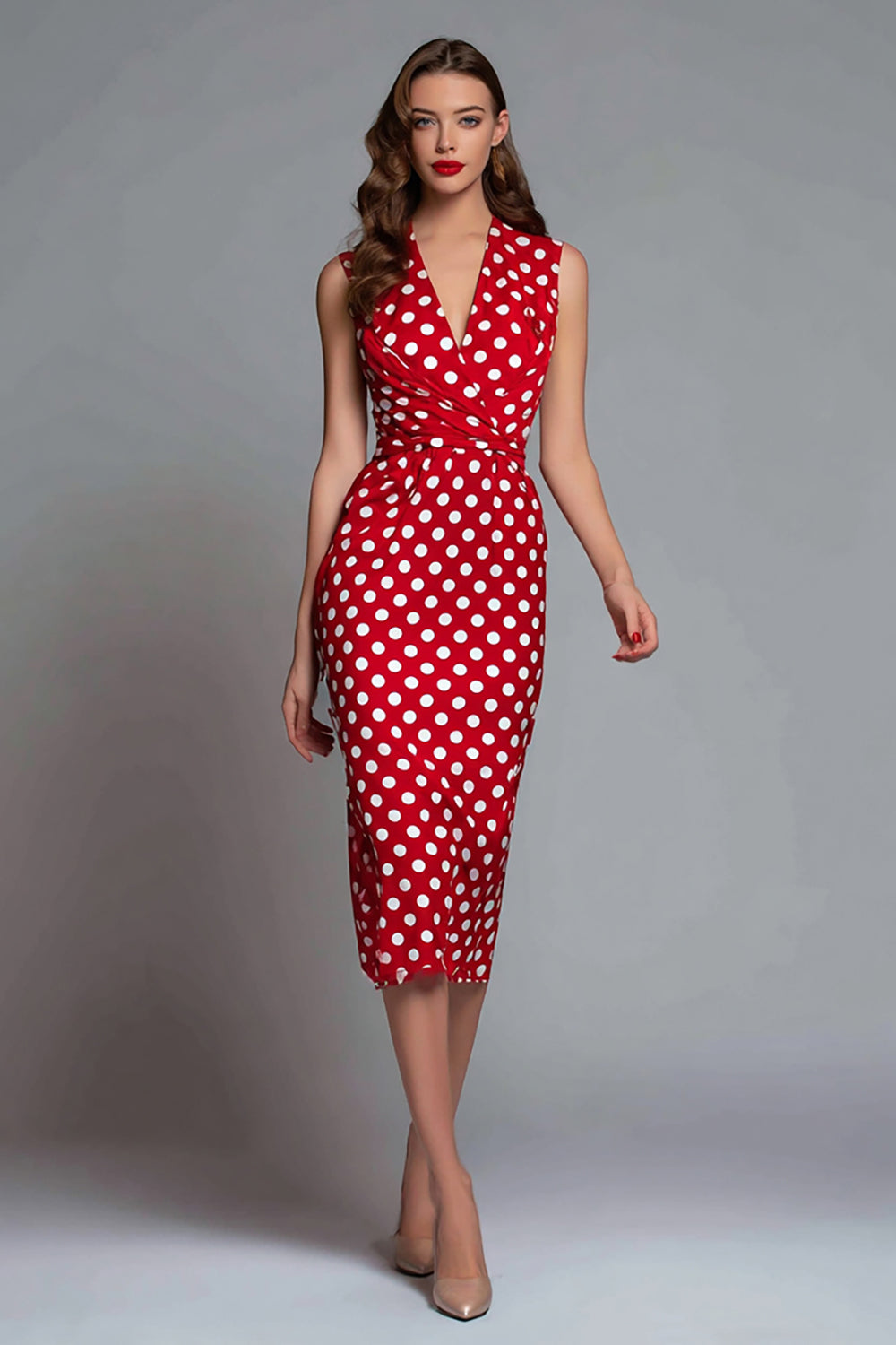 Robe moulante à pois, en satin rouge, décolleté en V, longueur midi
