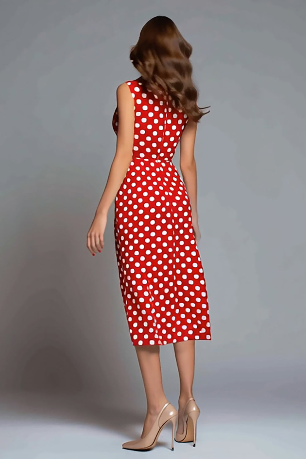 Robe moulante à pois, en satin rouge, décolleté en V, longueur midi