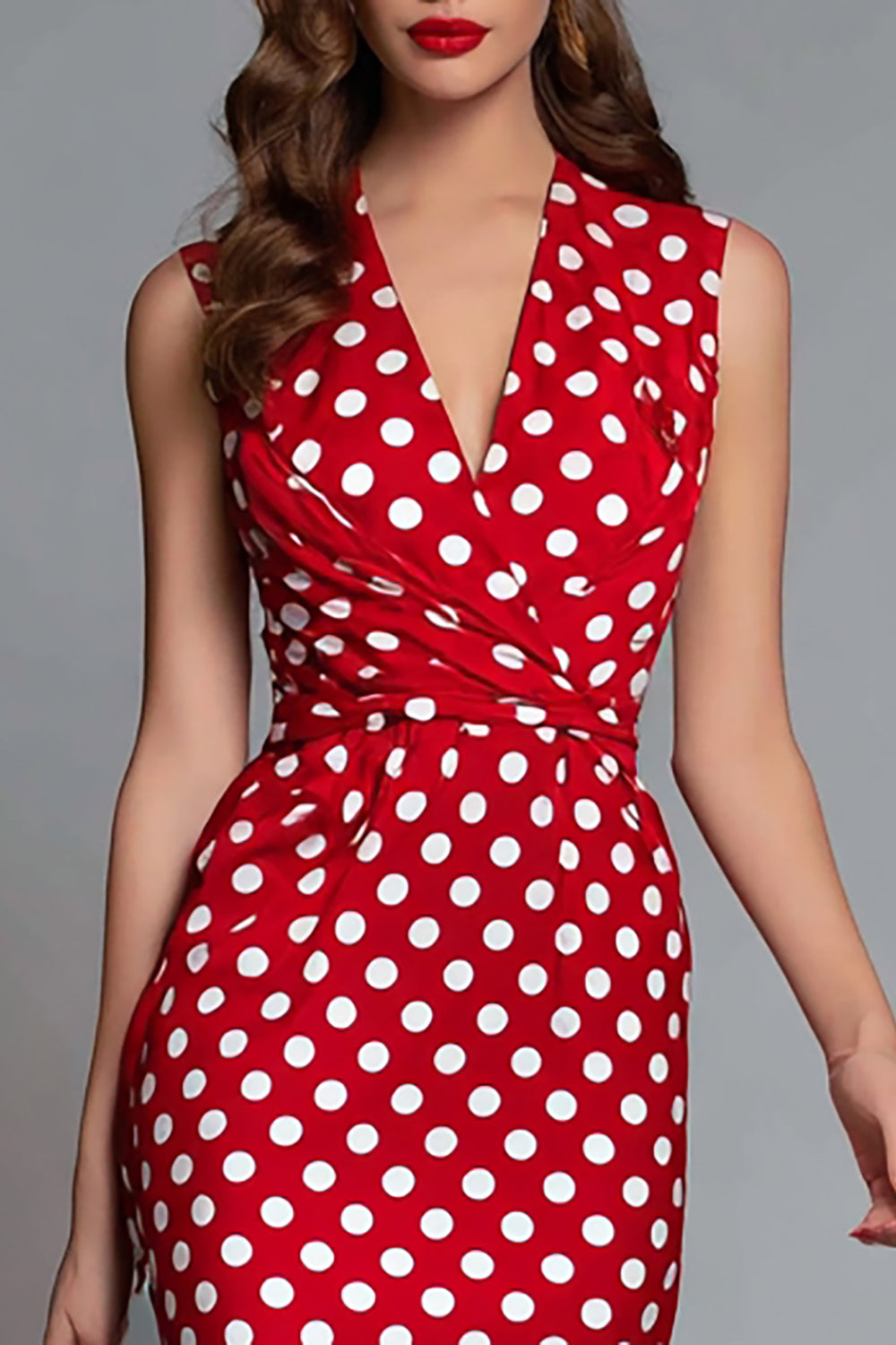 Robe moulante à pois, en satin rouge, décolleté en V, longueur midi