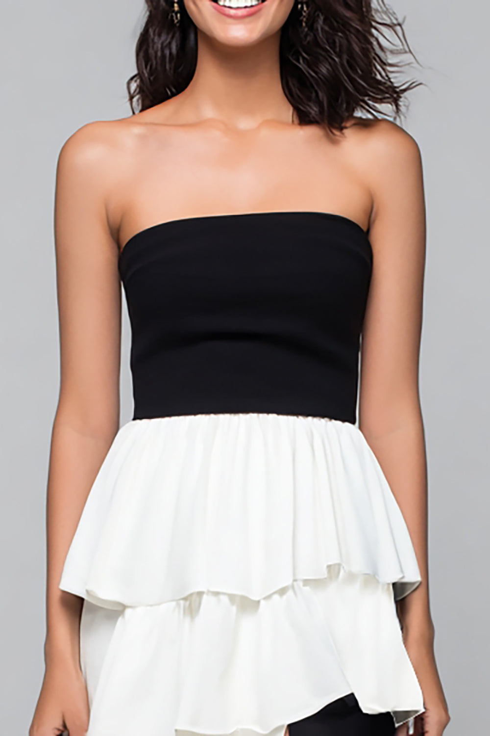 Robe de soirée sans bretelles trapèze étagée noire et blanche avec fente