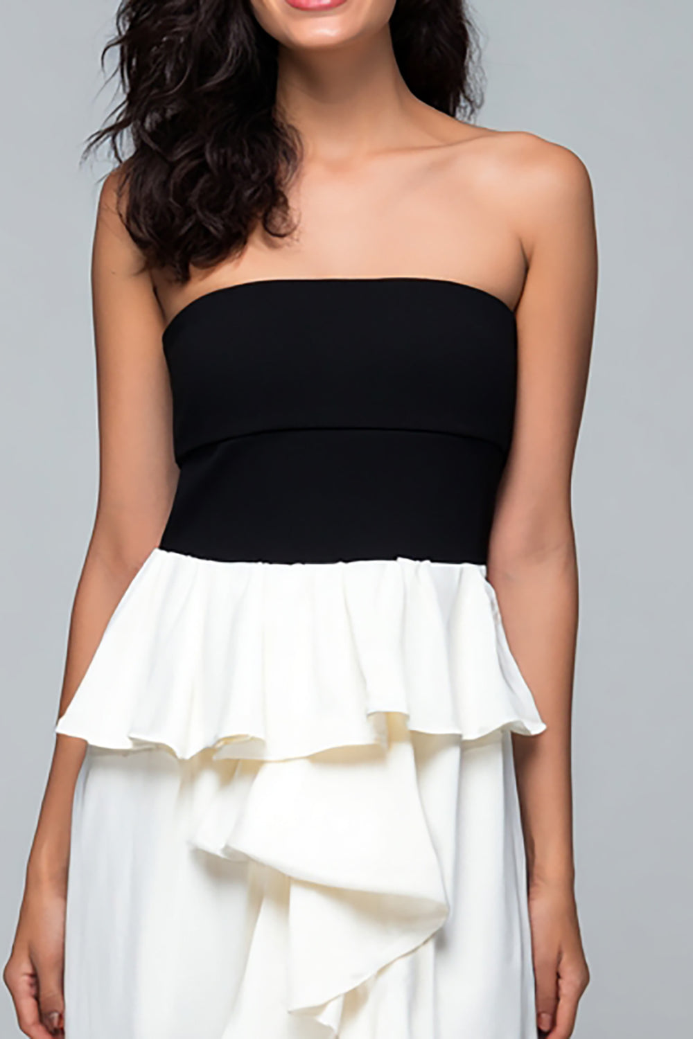 Robe de soirée longue noire et blanche sans bretelles avec volants et fente