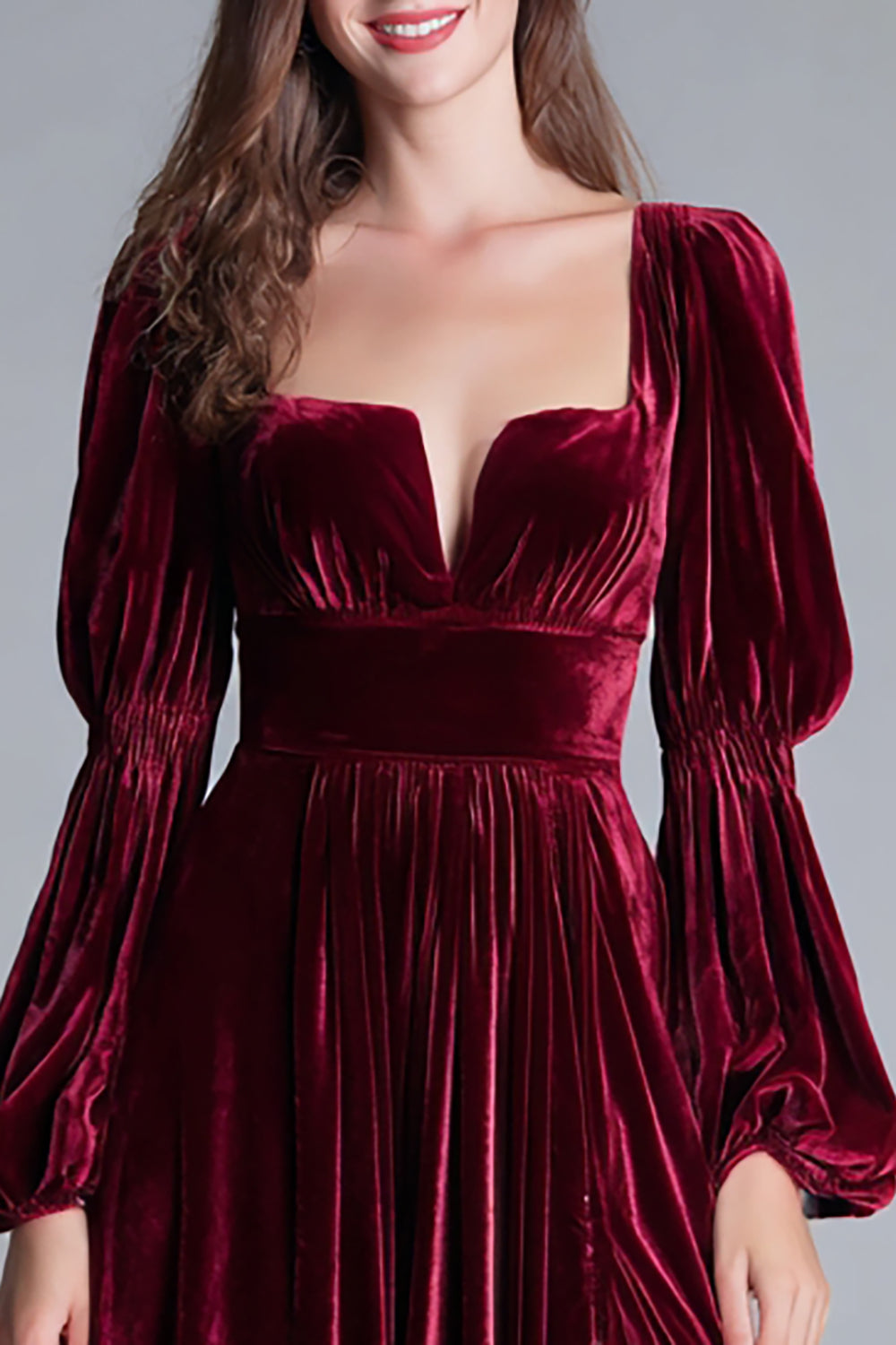 Vestido de noche formal línea A de terciopelo burdeos con cuello cuadrado y abertura