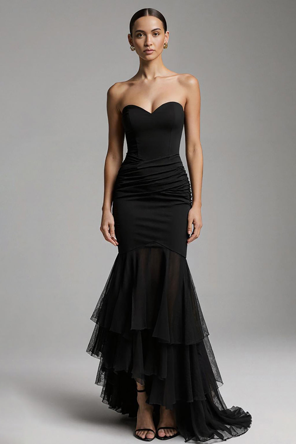 Robe de soirée longue noire sirène coupe cœur à traîne asymétrique et volants