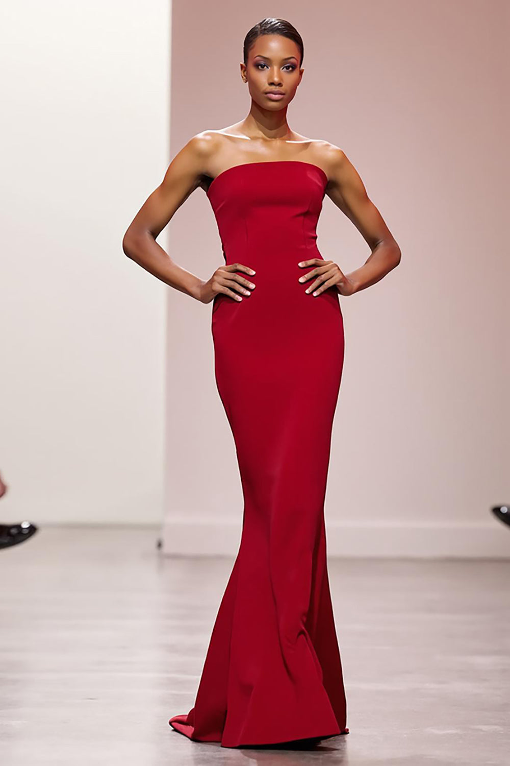Robe de soirée longue sirène simple en satin rouge sans bretelles