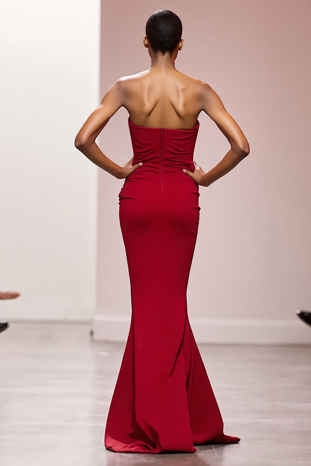 Robe de soirée longue sirène simple en satin rouge sans bretelles