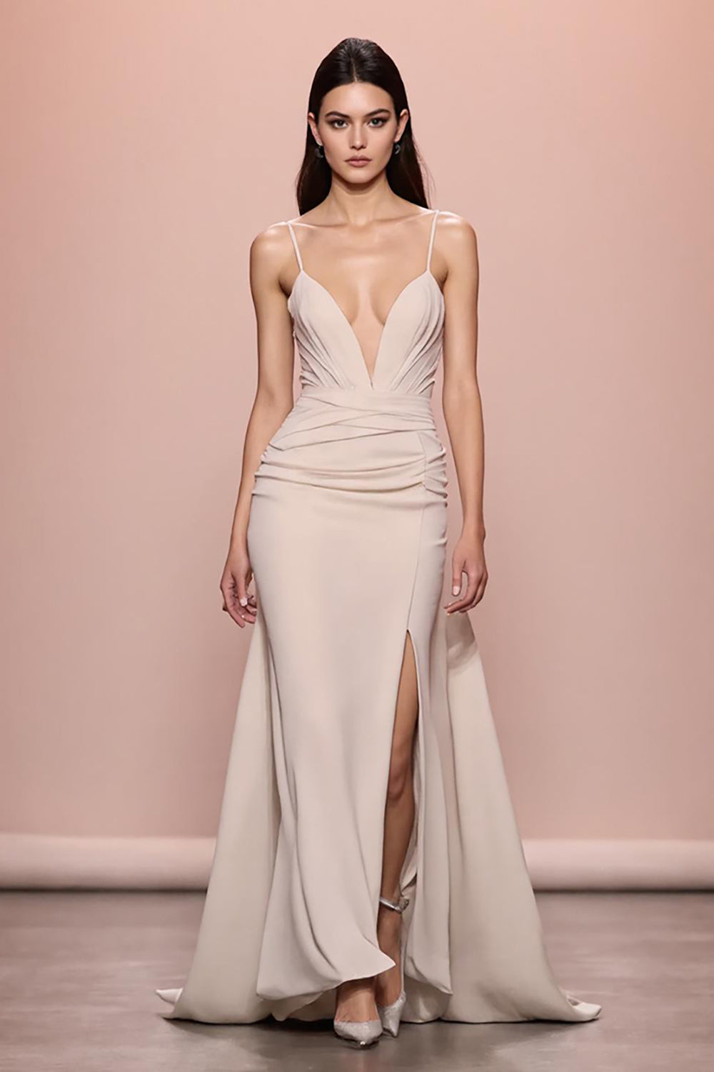 Robe de soirée fourreau en satin froncé ivoire avec fente