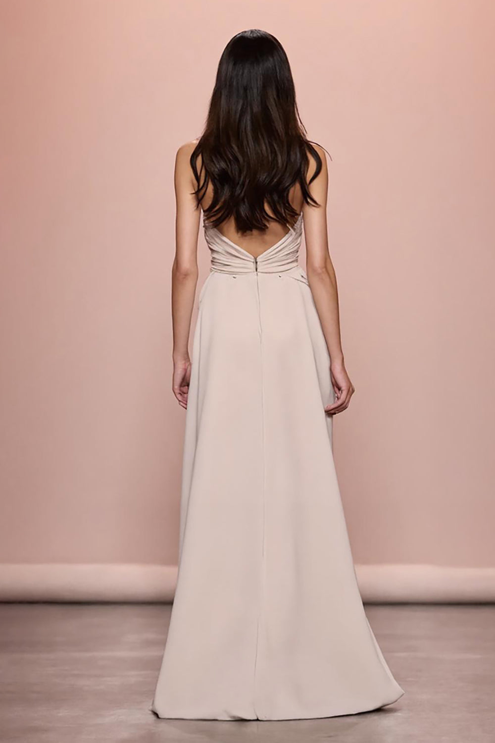 Robe de soirée fourreau en satin froncé ivoire avec fente
