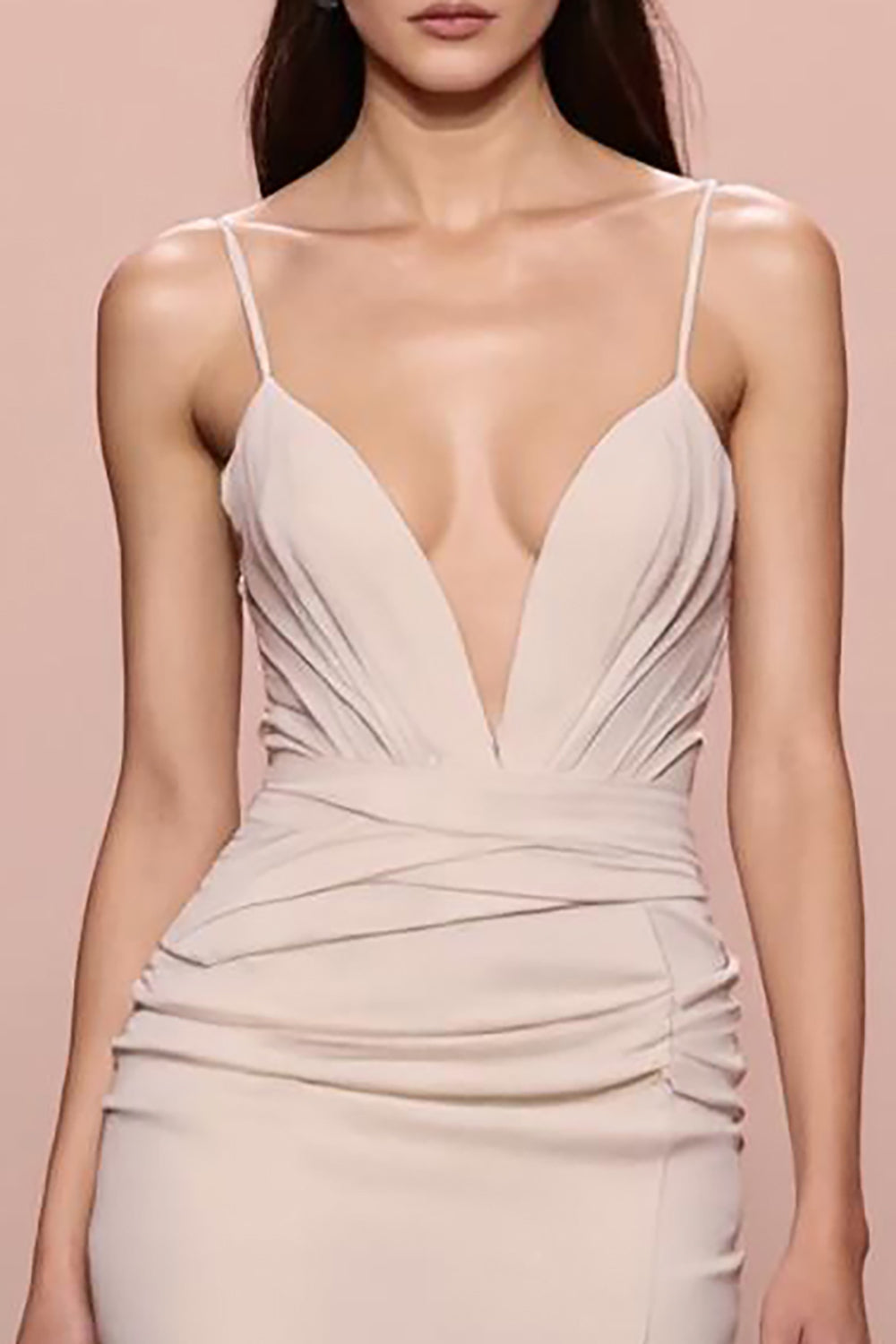 Robe de soirée fourreau en satin froncé ivoire avec fente