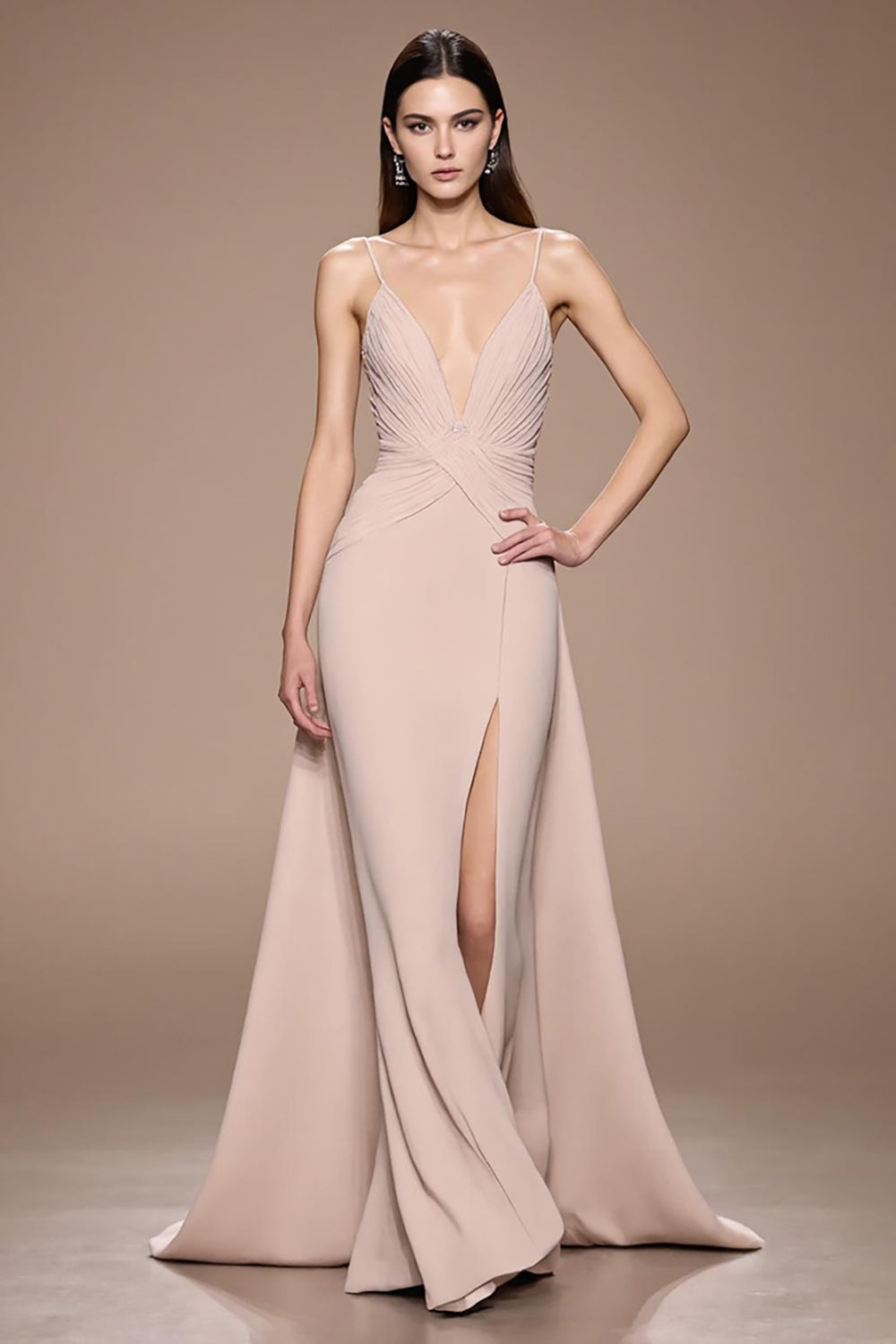 Robe de soirée longue trapèze en satin plissé fendue couleur champagne