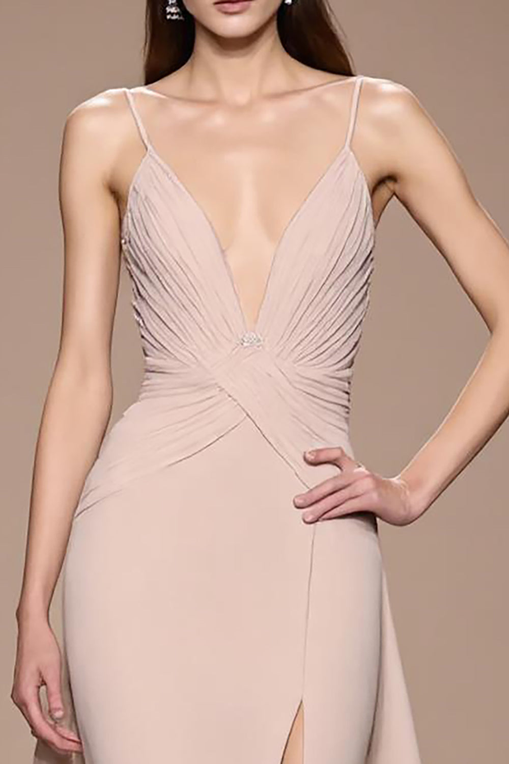 Robe de soirée longue trapèze en satin plissé fendue couleur champagne