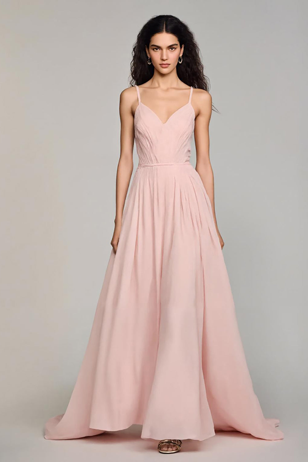 Robe de soirée en mousseline rose clair coupe trapèze à fines bretelles