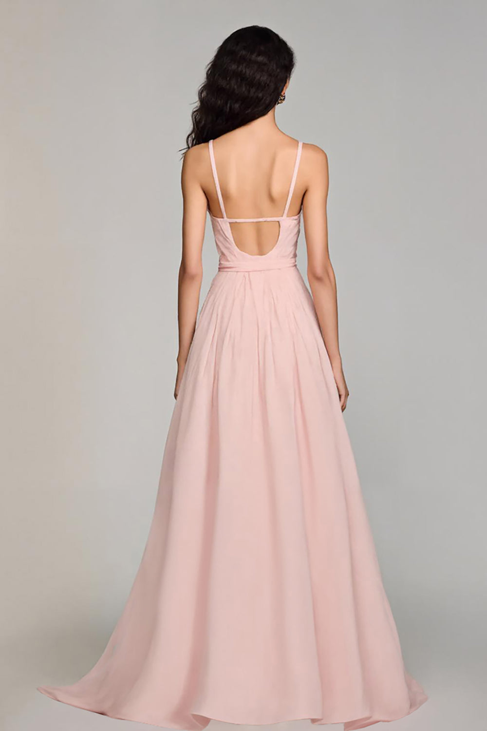 Robe de soirée en mousseline rose clair coupe trapèze à fines bretelles