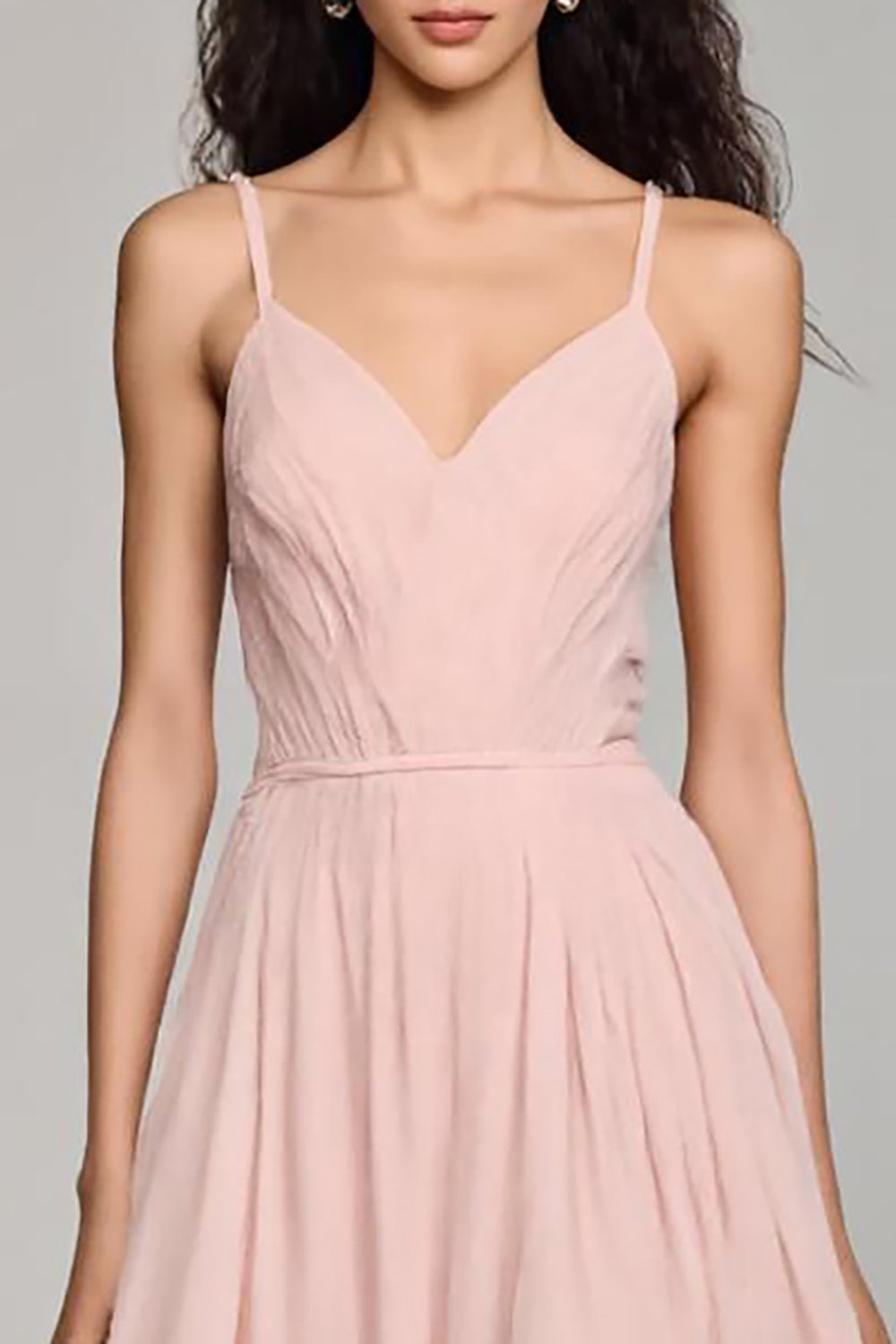 Robe de soirée en mousseline rose clair coupe trapèze à fines bretelles