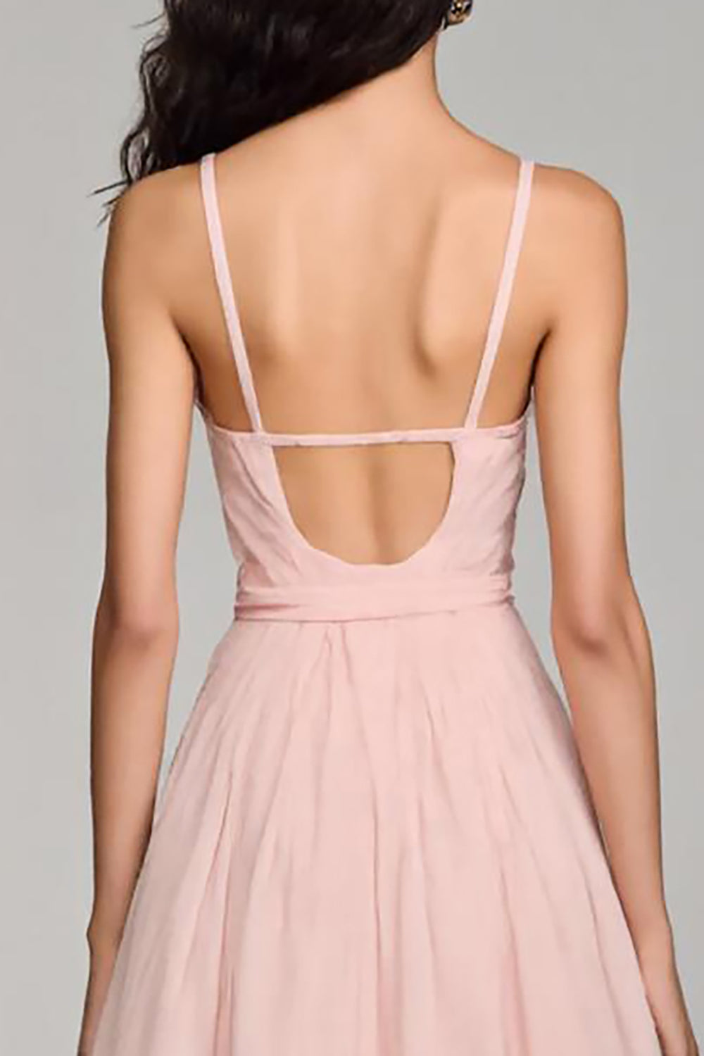 Robe de soirée en mousseline rose clair coupe trapèze à fines bretelles