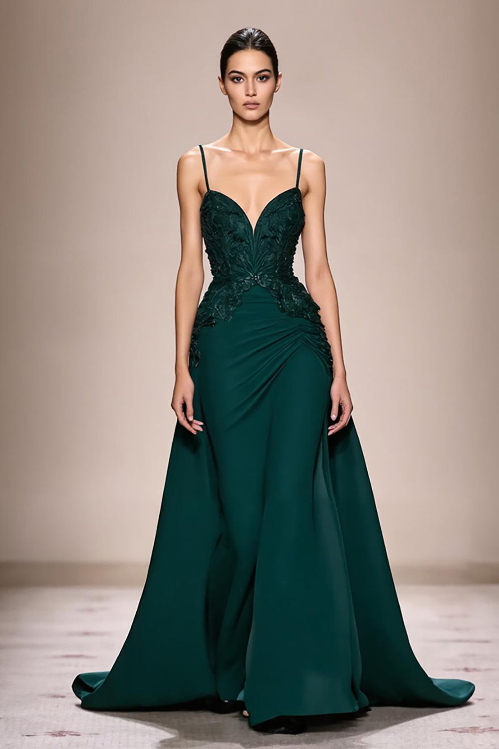 Robe de soirée longue trapèze en satin vert foncé ornée d'appliqués et froncée
