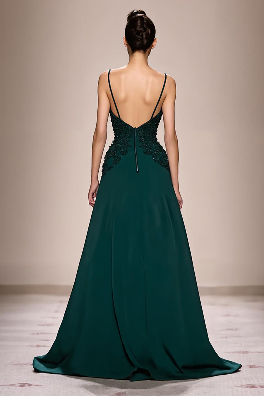 Robe de soirée longue trapèze en satin vert foncé ornée d'appliqués et froncée