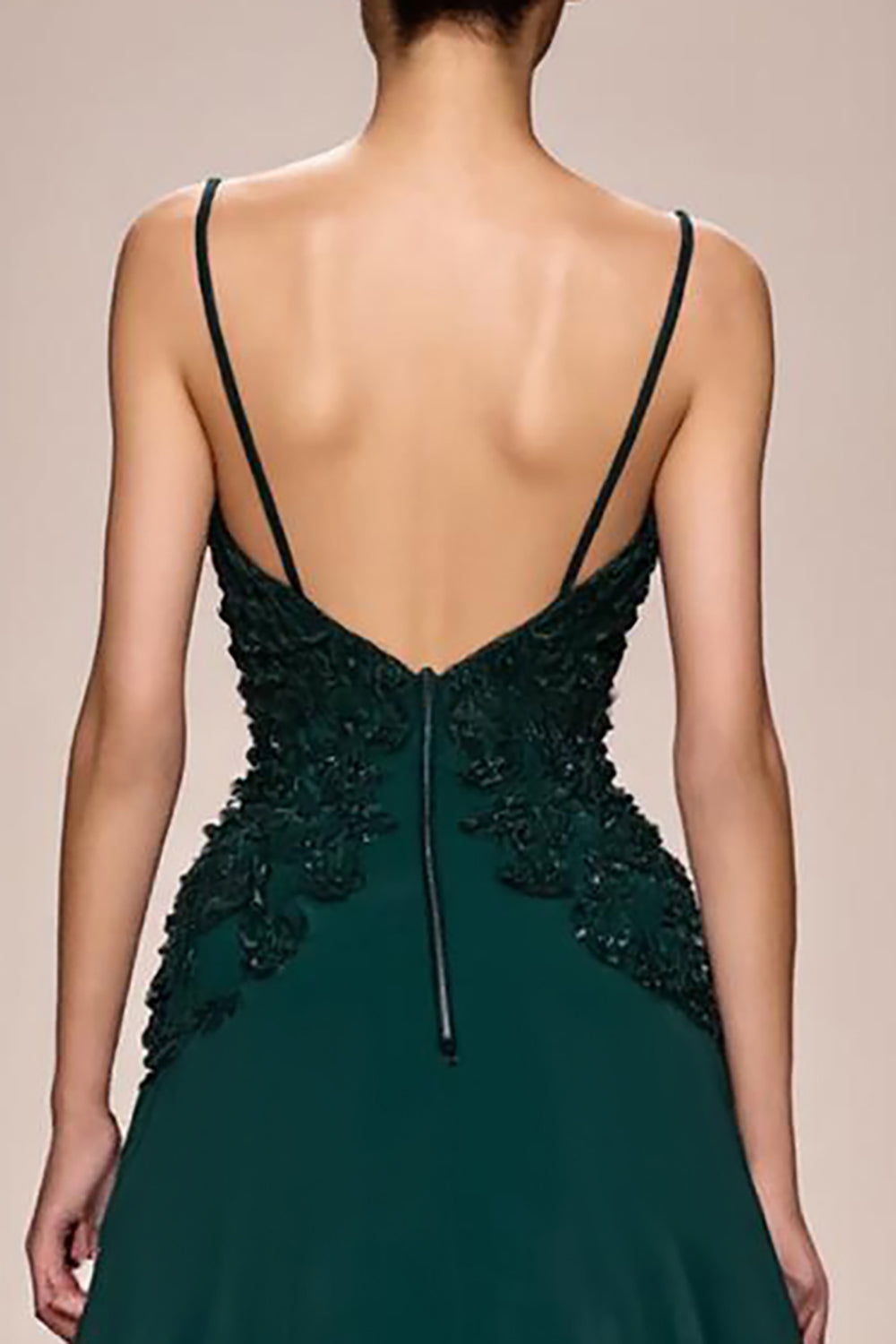 Robe de soirée longue trapèze en satin vert foncé ornée d'appliqués et froncée