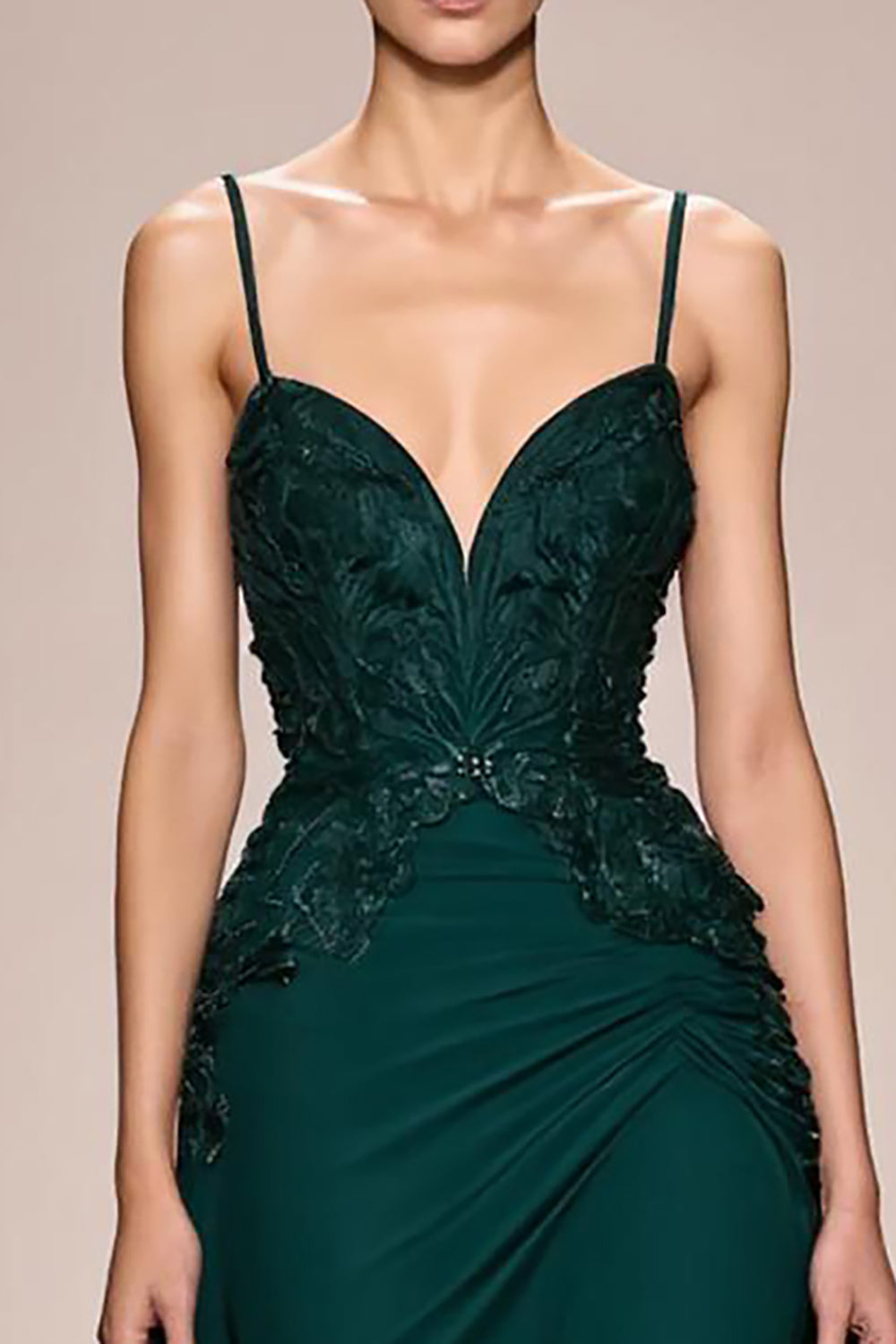 Robe de soirée longue trapèze en satin vert foncé ornée d'appliqués et froncée