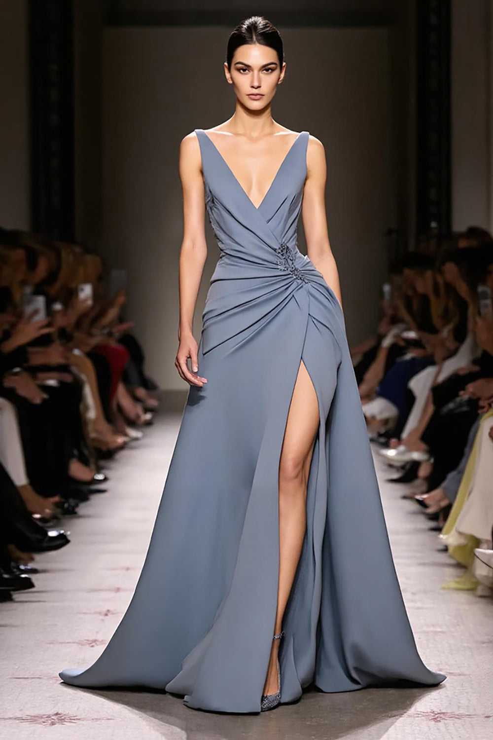 Robe de soirée longue trapèze en satin bleu gris, froncée, col en V, avec fente
