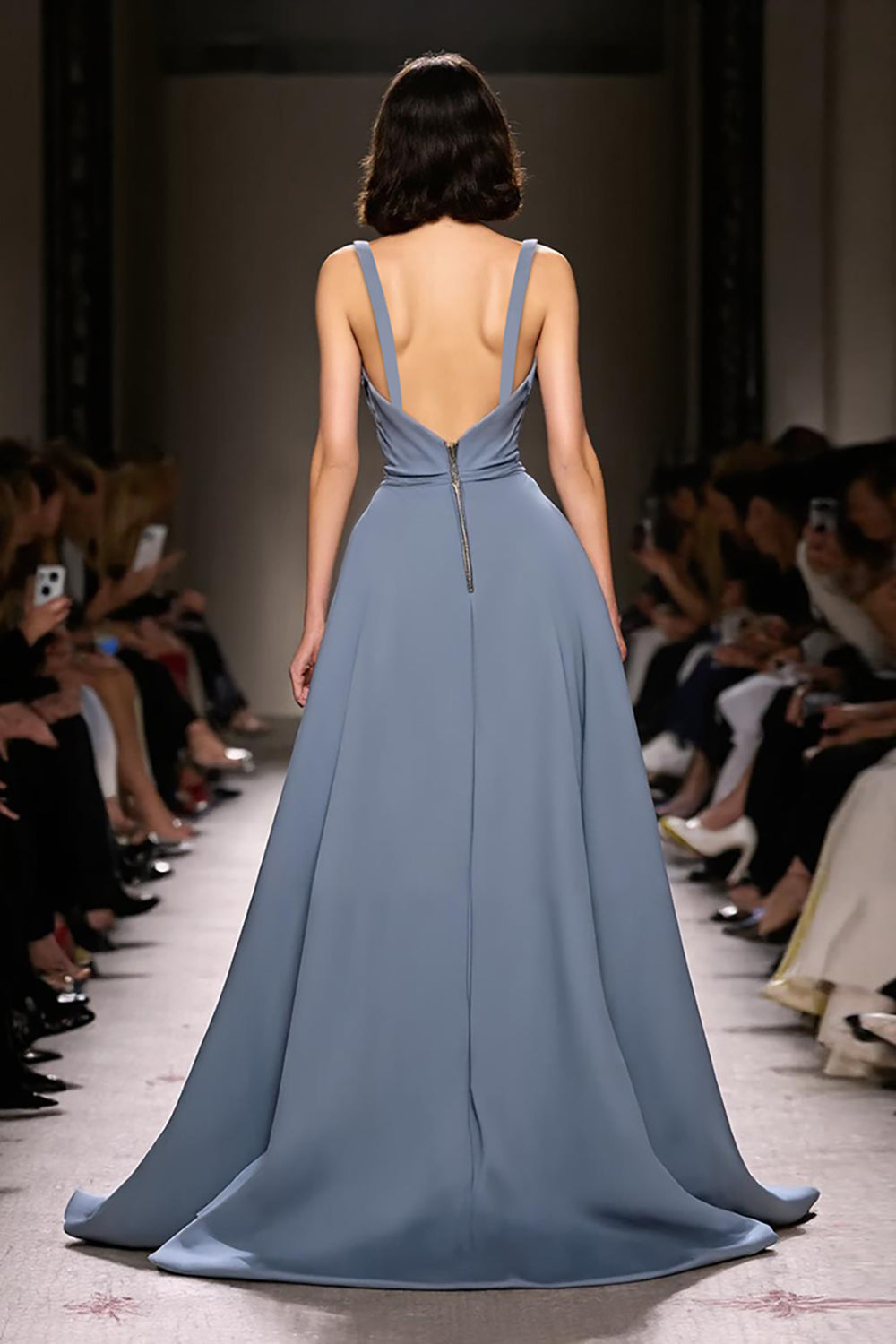 Robe de soirée longue trapèze en satin bleu gris, froncée, col en V, avec fente