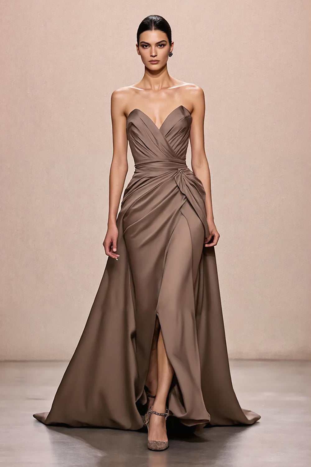 Robe de soirée longue trapèze drapée bustier en satin couleur café