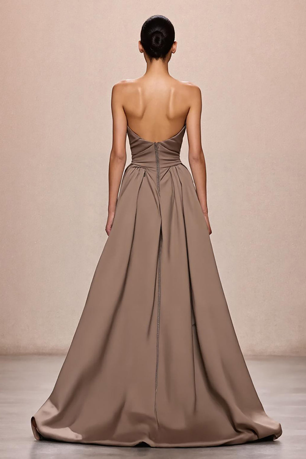 Robe de soirée longue trapèze drapée bustier en satin couleur café