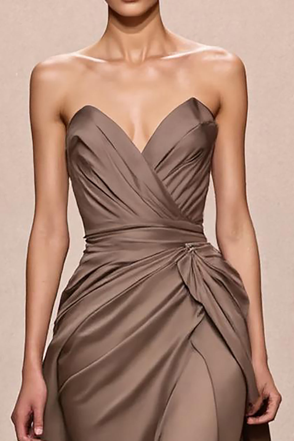 Robe de soirée longue trapèze drapée bustier en satin couleur café