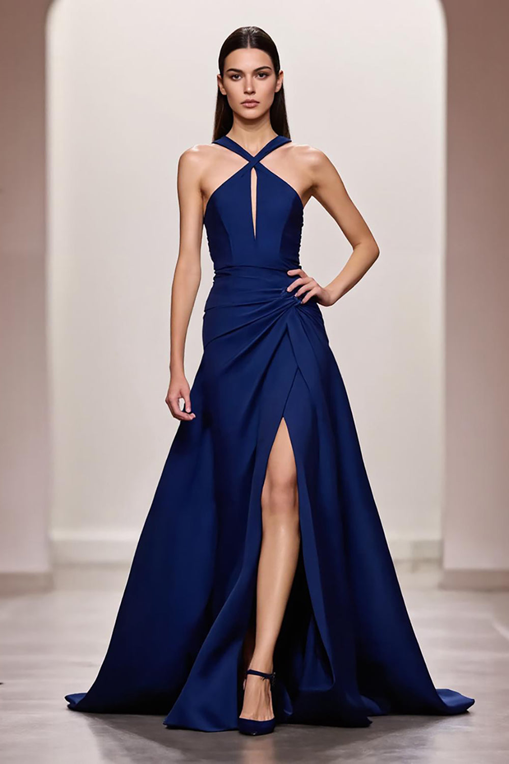 Robe de soirée longue trapèze en satin bleu foncé à licou, froncée avec fente