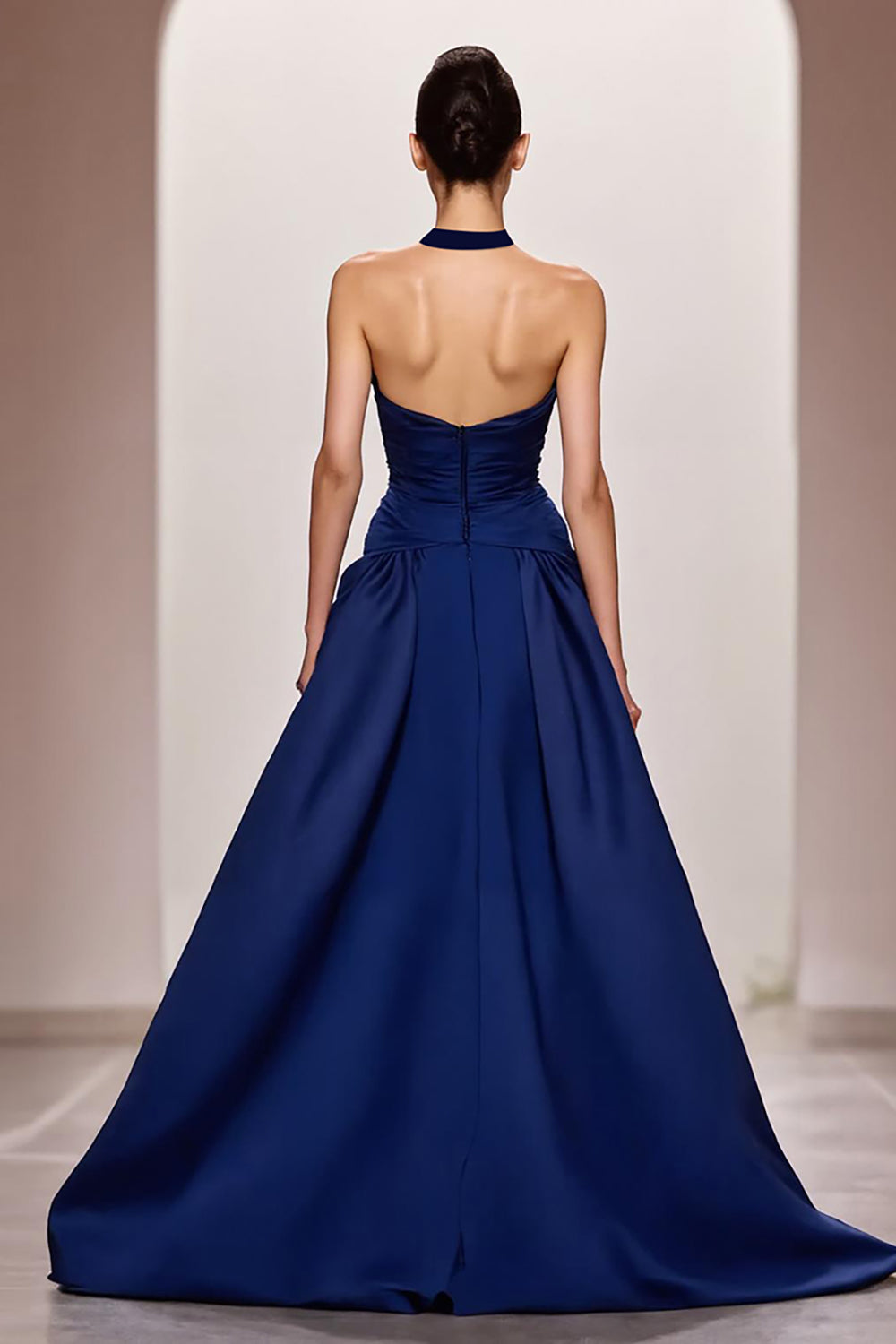 Robe de soirée longue trapèze en satin bleu foncé à licou, froncée avec fente