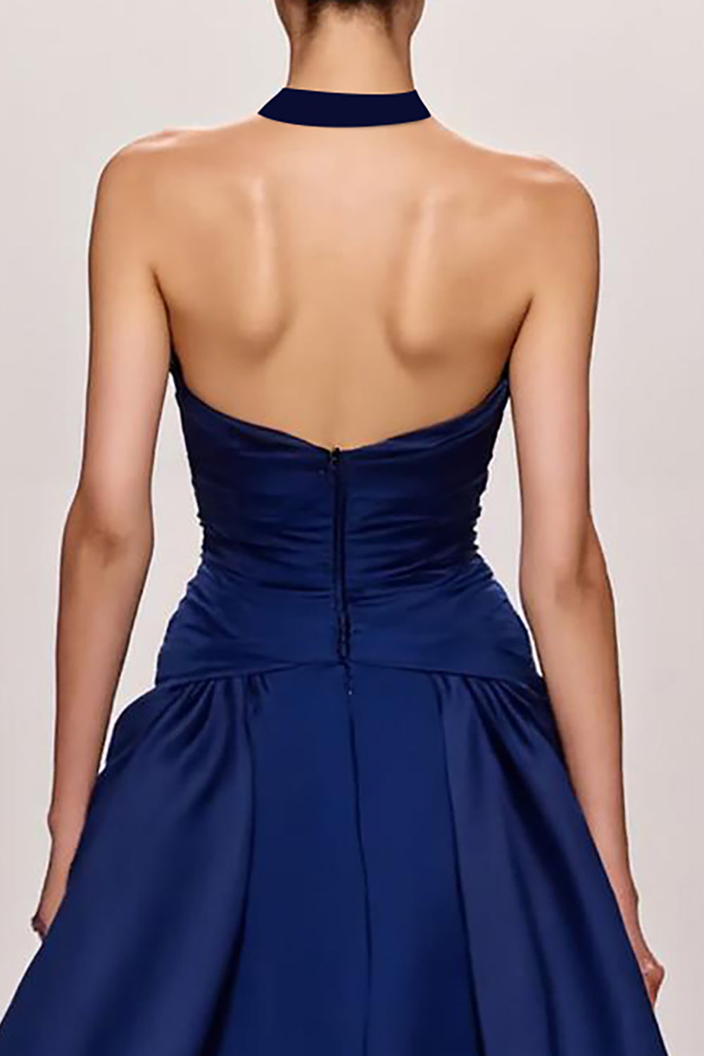 Robe de soirée longue trapèze en satin bleu foncé à licou, froncée avec fente