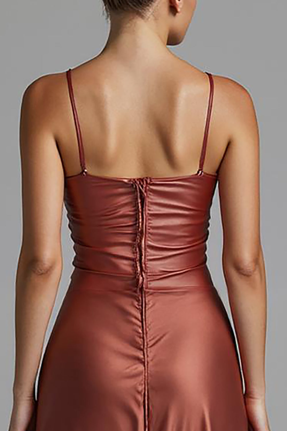 Robe de soirée coupe droite asymétrique à fines bretelles et volants