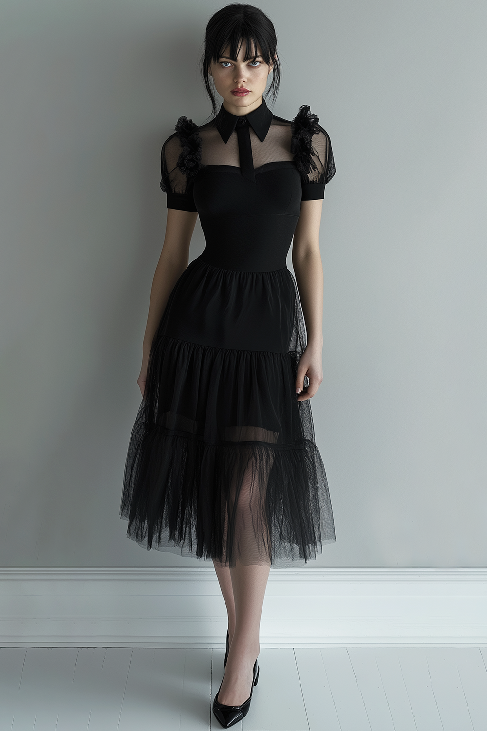 Robe de cocktail noire en tulle coupe évasée à col montant