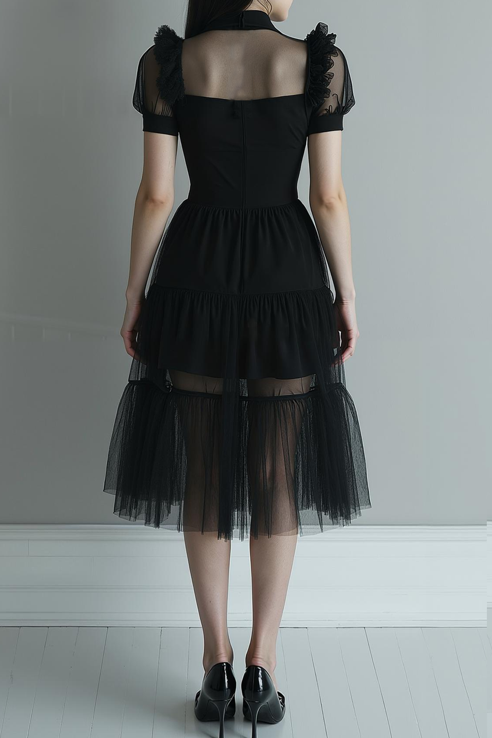 Robe de cocktail noire en tulle coupe évasée à col montant