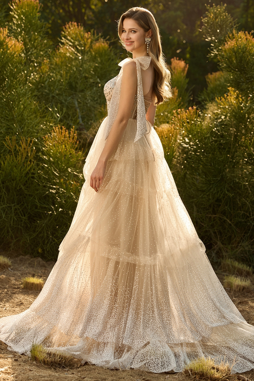 Robe de bal longue en dentelle à volants roses avec corset et dos lacé