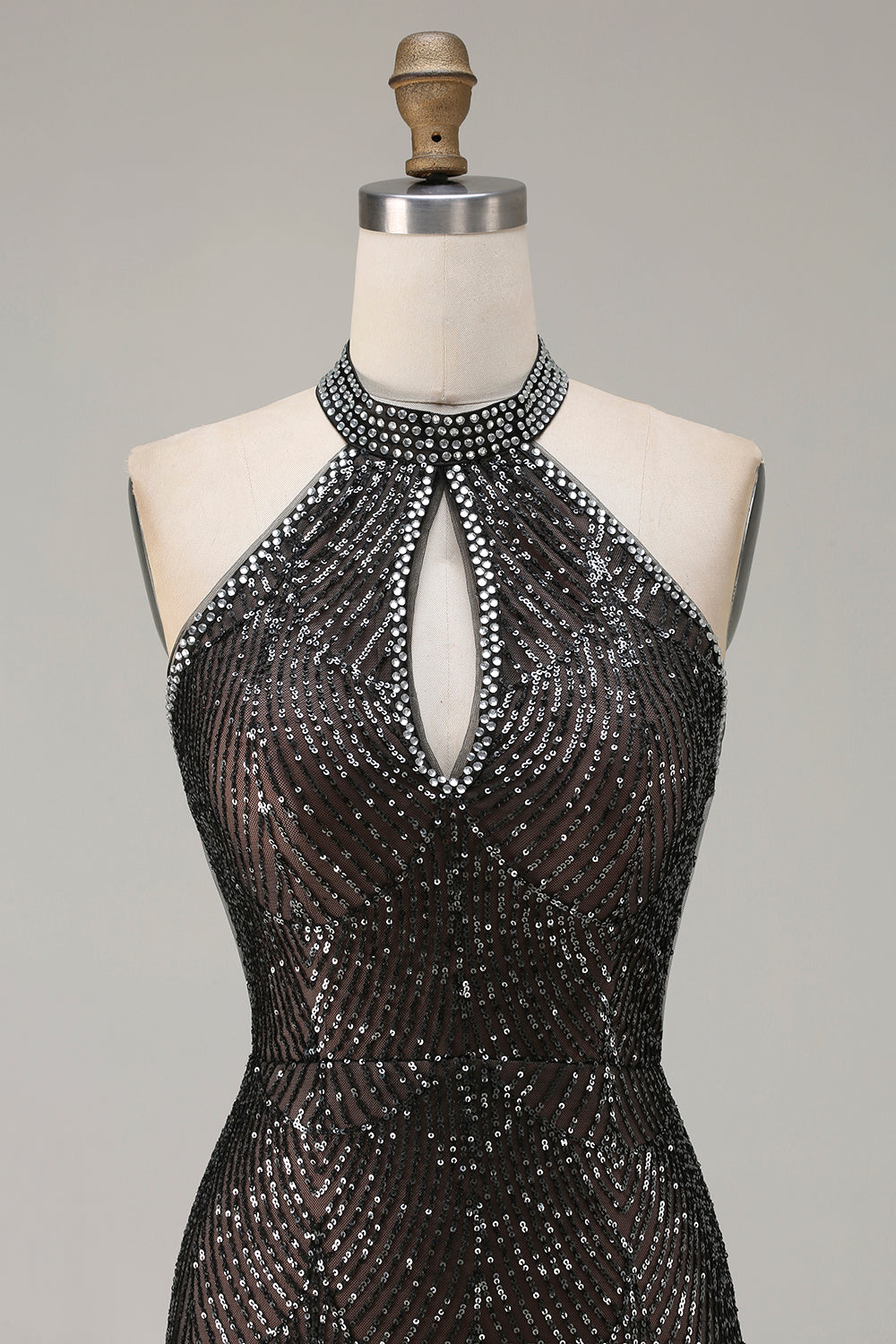 Robe de soirée longue sirène scintillante noire à licou, avec perles, paillettes, découpe en trou de serrure et fente.