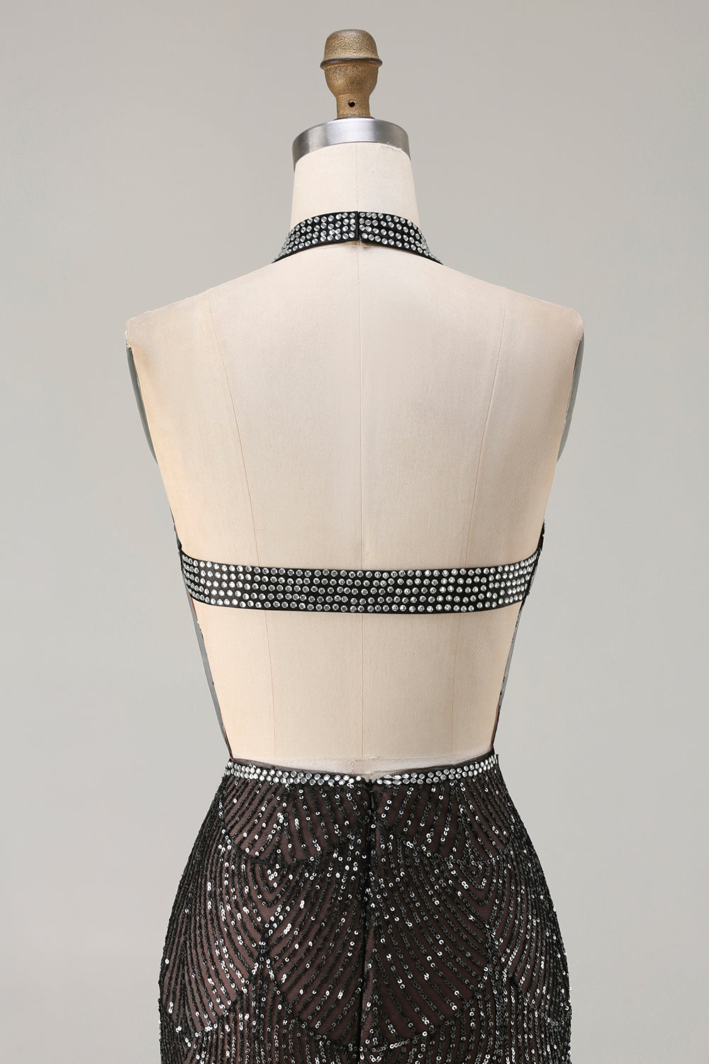 Robe de soirée longue sirène scintillante noire à licou, avec perles, paillettes, découpe en trou de serrure et fente.